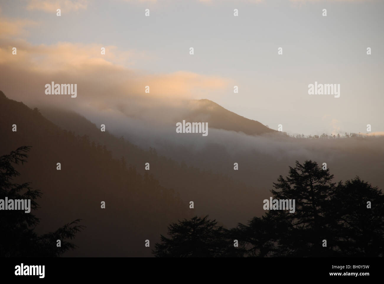 Nepal-Sonnenaufgang über die Ausläufer des Himalaya-Gebirge in der Nähe von Kangchenjunga Stockfoto