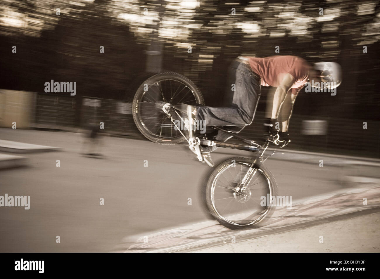 Ein Teenager auf seinem trial-Maschine bei einem Stunt am Abend, Wagram, Österreich Stockfoto