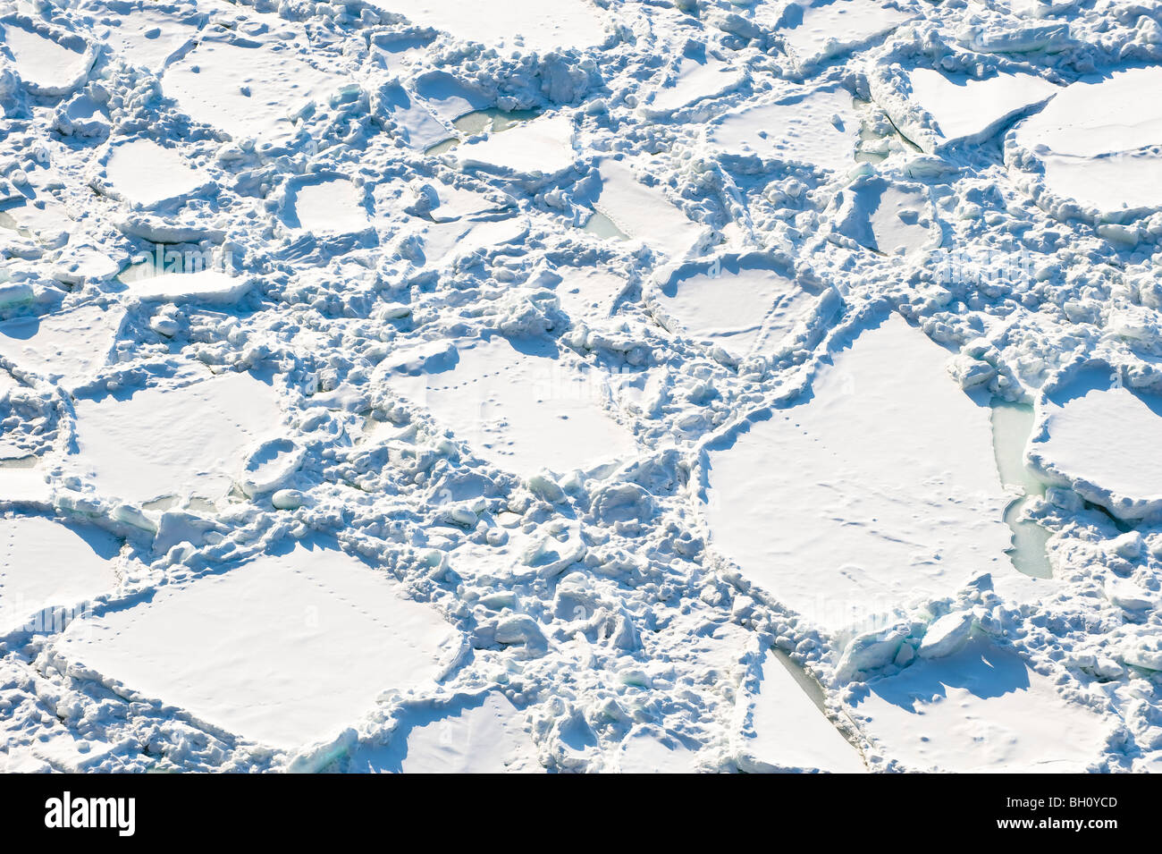 Eis-Schollen auf den Pazifischen Ozean im Sonnenlicht, Hokkaido, Japan, Asien Stockfoto