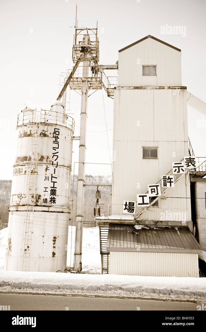 Industriegebäude mit japanischen Schriftzeichen im Winter, Hokkaido, Japan, Asien Stockfoto