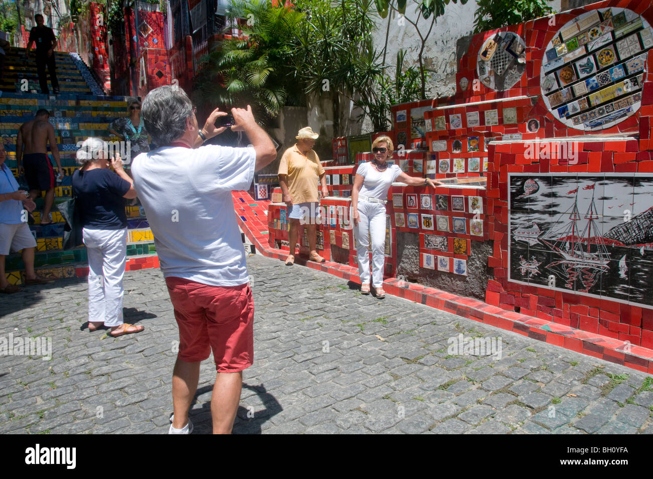 Brazilien. Touristen besuchen das berühmte Kunstwerk Celeron, Mosaik-Künstler in den Schritten von Lapa, Rio Stockfoto