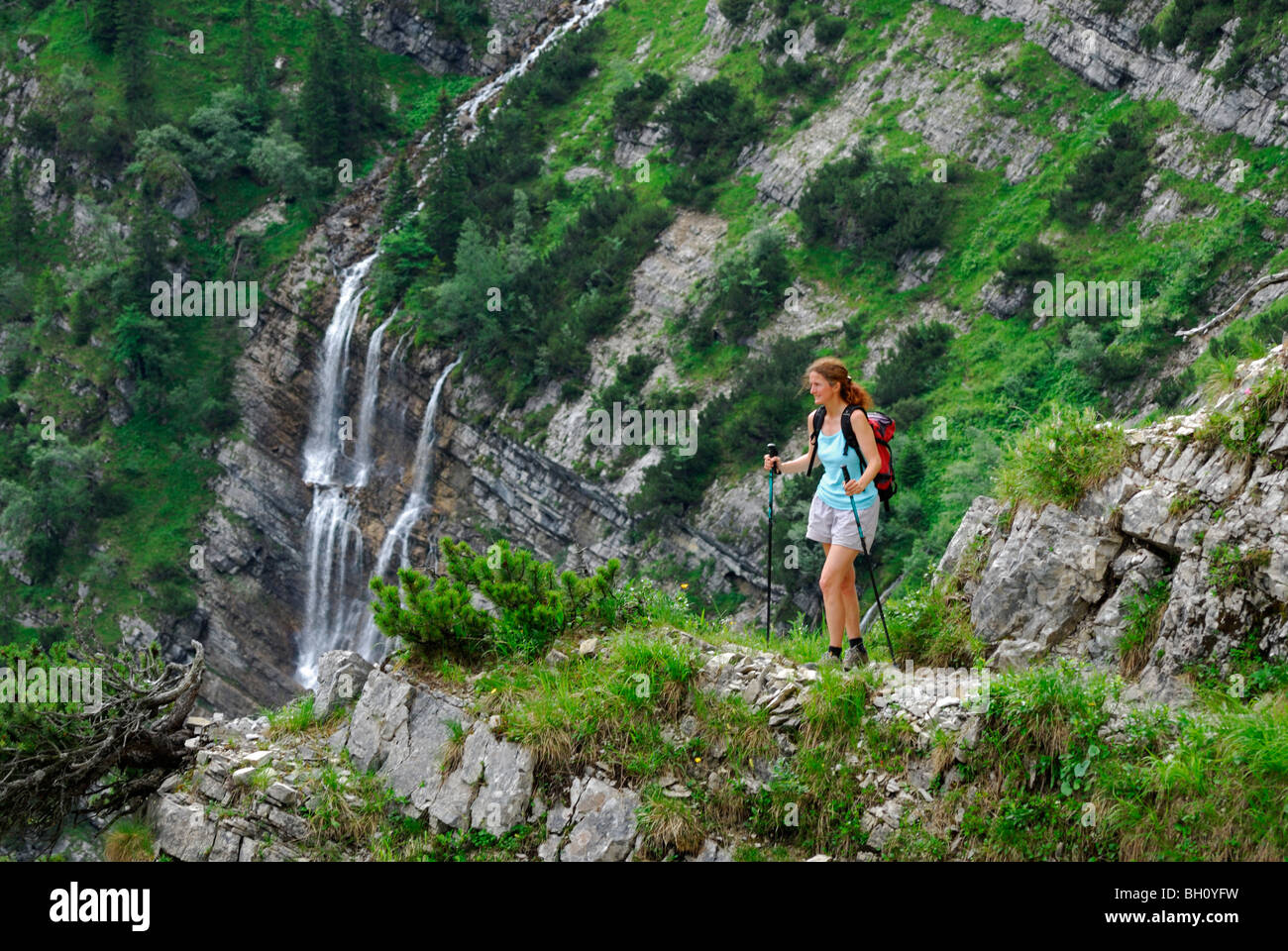 junge Frau Wandern vor Wasserfall, Soiern Range, Karwendel Palette, Upper Bavaria, Bavaria, Germany Stockfoto