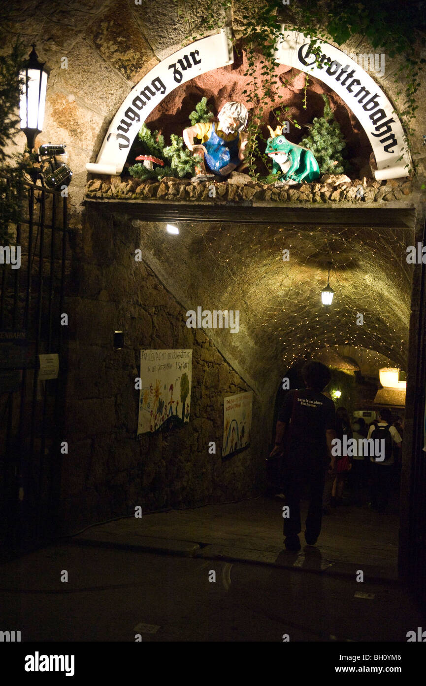 Passanten, die den Eingang der Grottenbahn am Abend, Linz, Oberösterreich, Österreich Stockfoto