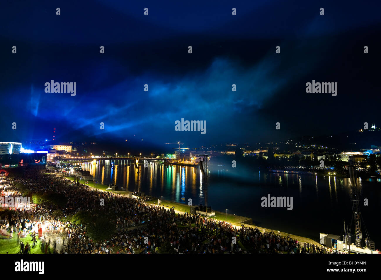 Eine Menschenmenge bei einem Open-Air-Konzert auf der Donau in der Nacht, Linz, Oberösterreich, Österreich Stockfoto