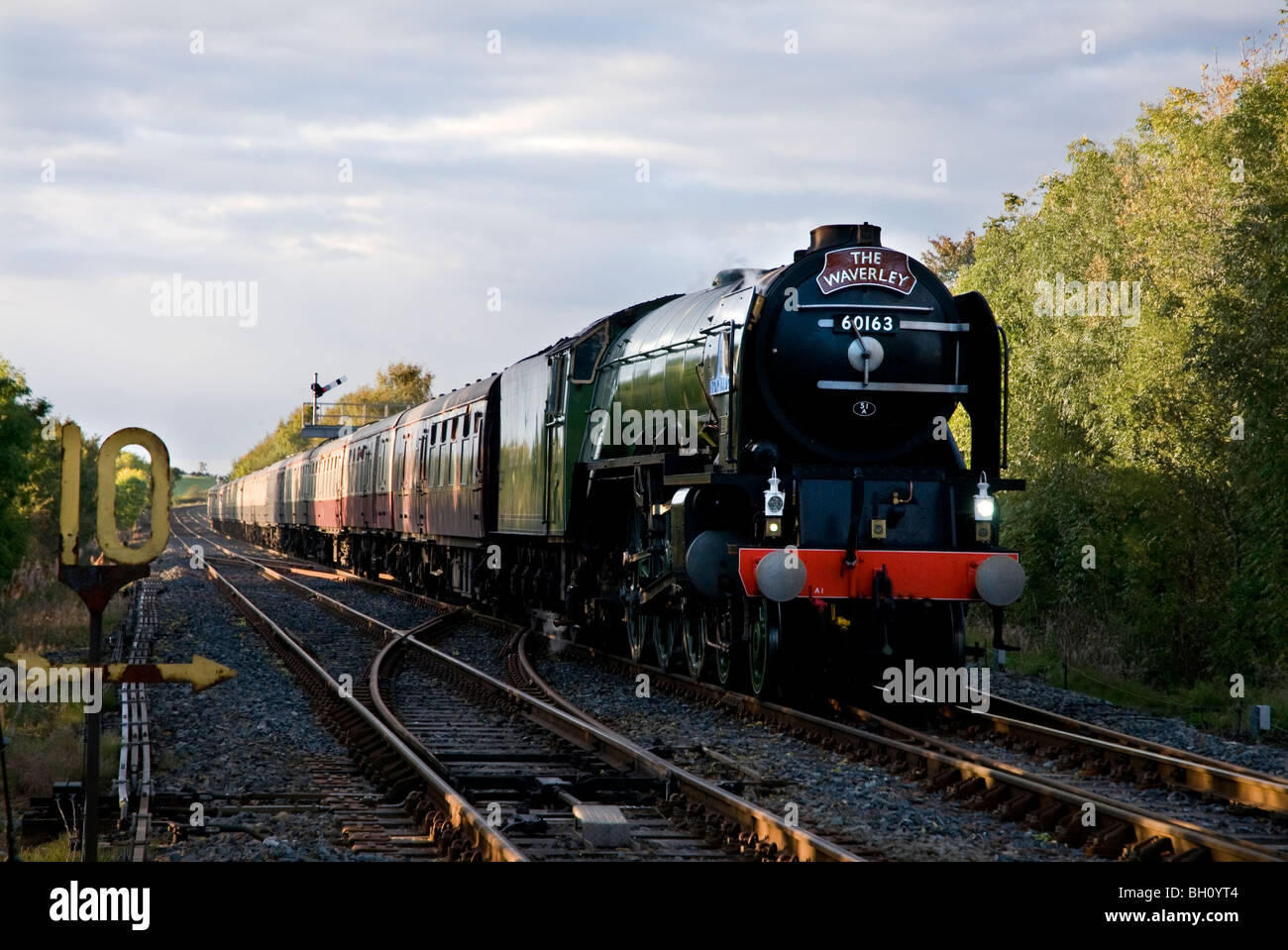 60163 "Tornado" A1 pazifischen Lokomotiven nahenden Appleby Bahnhof, Zug Cumbria, ziehen eine Fahrgast-Charta Stockfoto