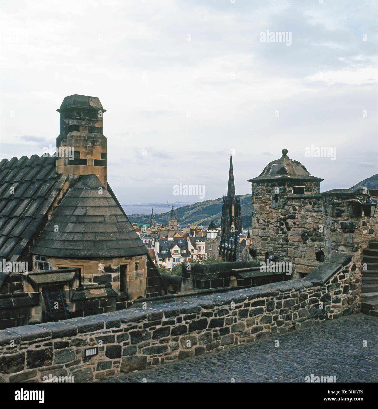 Blick vom Schloss Edinburgh durch Gebäude mit Blick über die Stadt Edinburgh in Schottland Großbritannien KATHY DEWITT Stockfoto