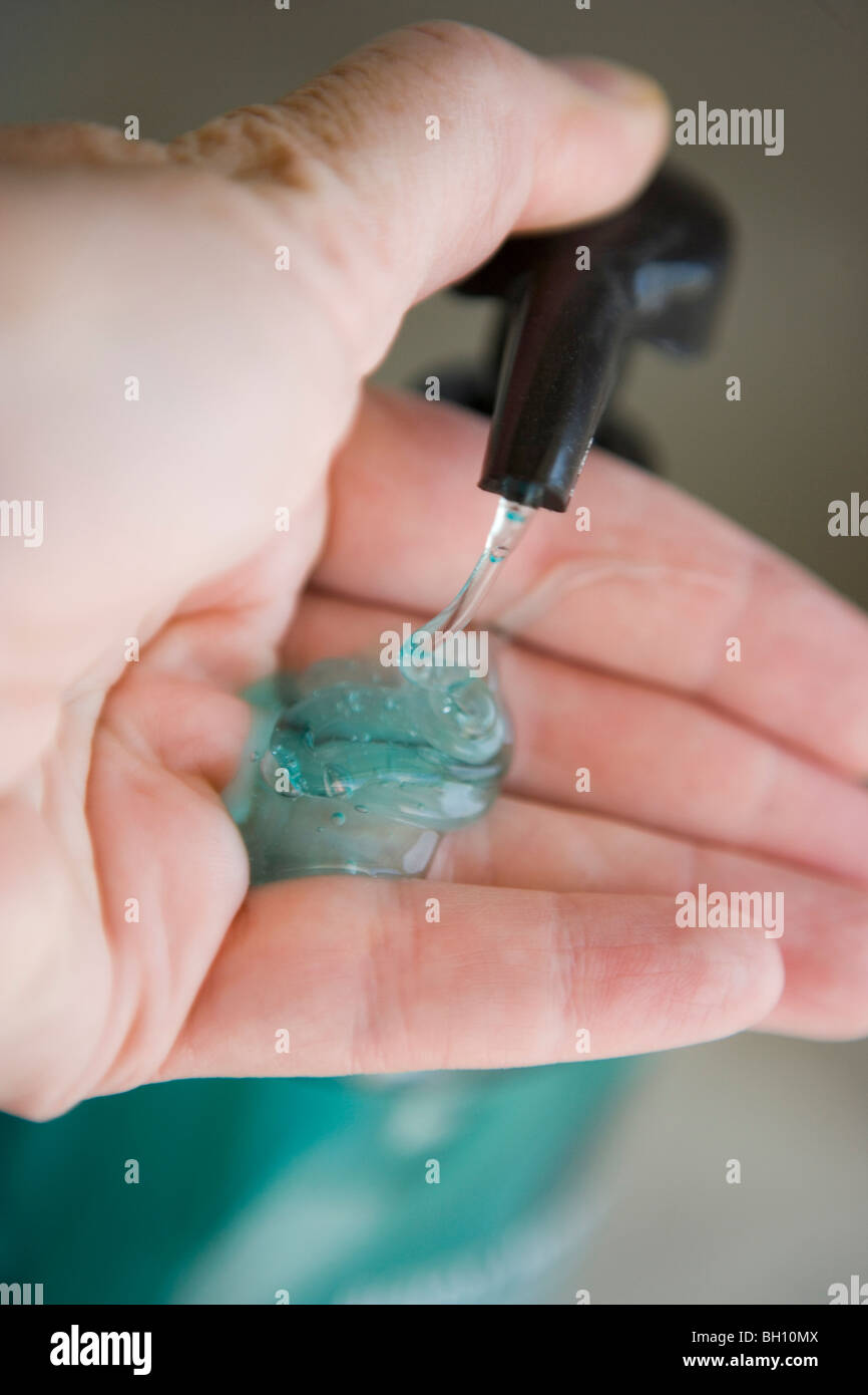 Nahaufnahme eine Person Pumpen Hand Sanitizer Gel in die hand Stockfoto