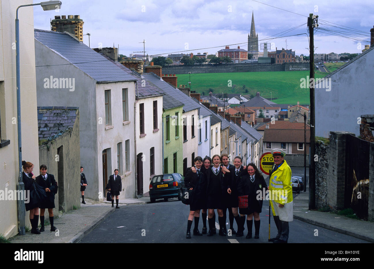 Crossing Guard mit Schülern in einer Straße im Bogside, Derry, County Londonderry, Irland, Europa Stockfoto