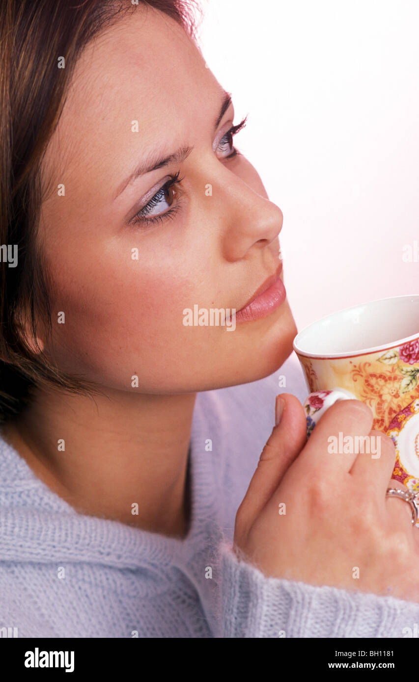 Junge Frau mit Porzellan-Becher Stockfoto