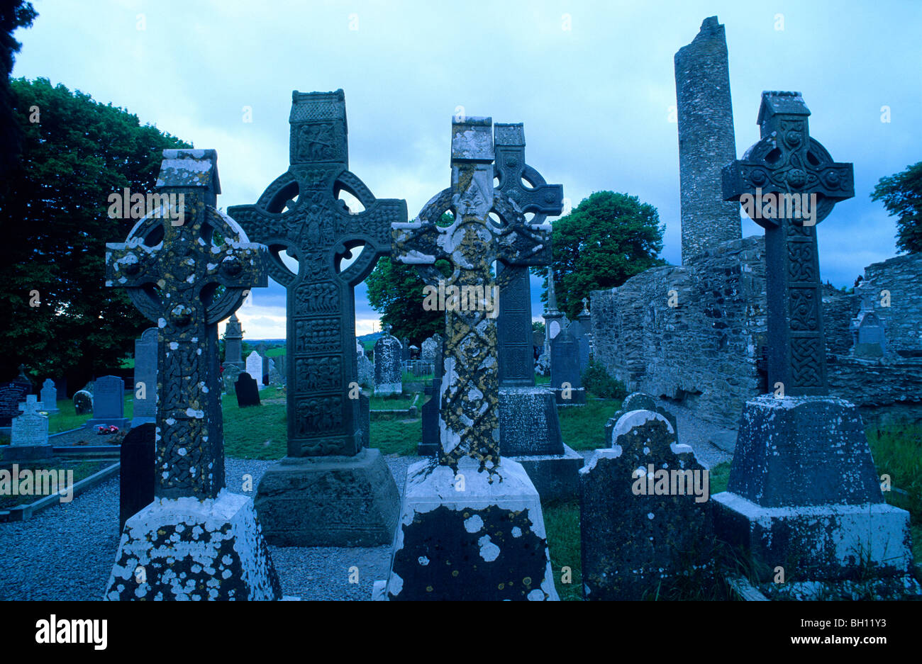 Hohen Kreuze vor der Ruine Monasterboice Abtei bei Dämmerung, County Louth, Irland, Europa Stockfoto