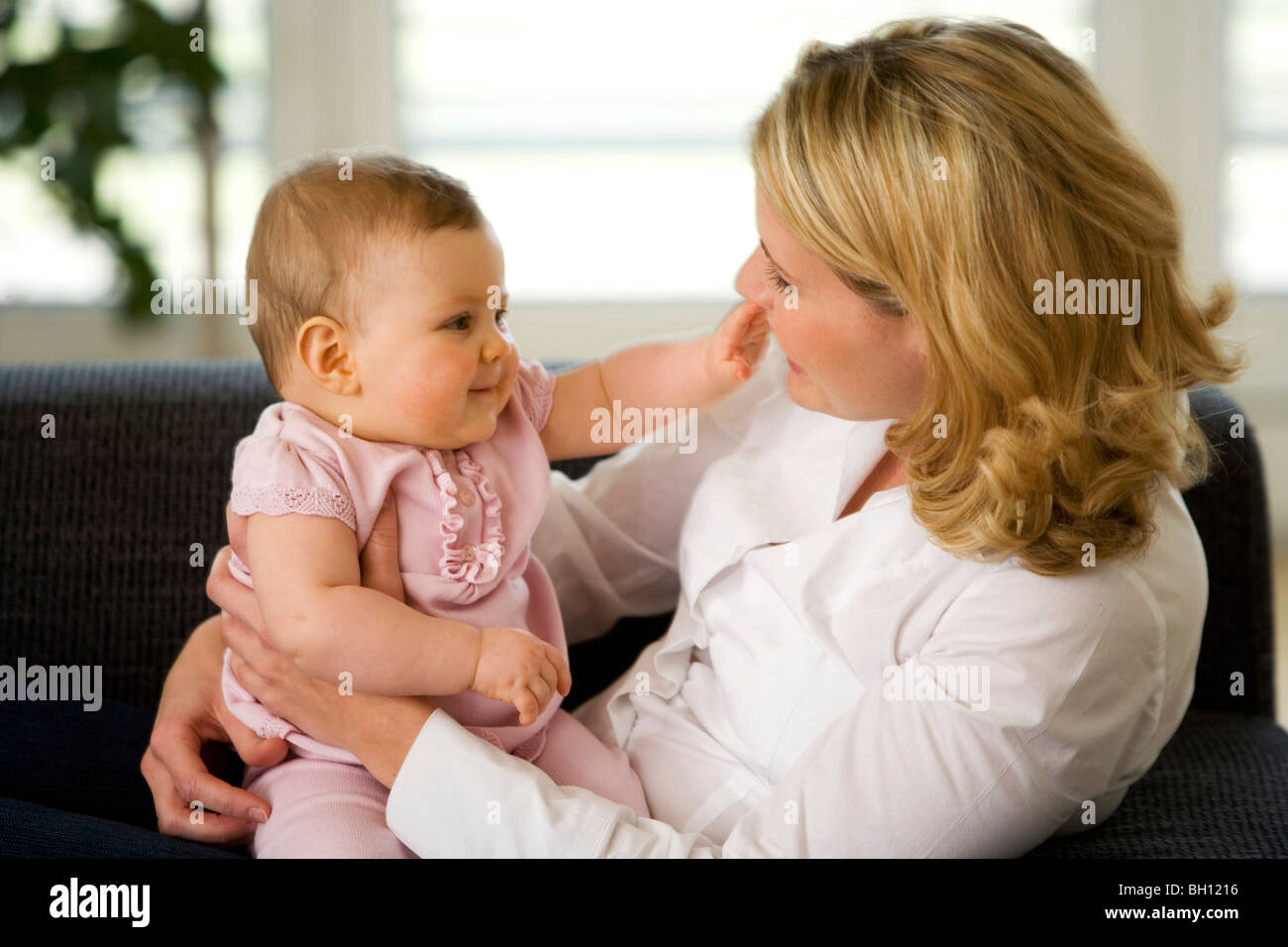 Frau mit Baby, 8 Monate Stockfoto