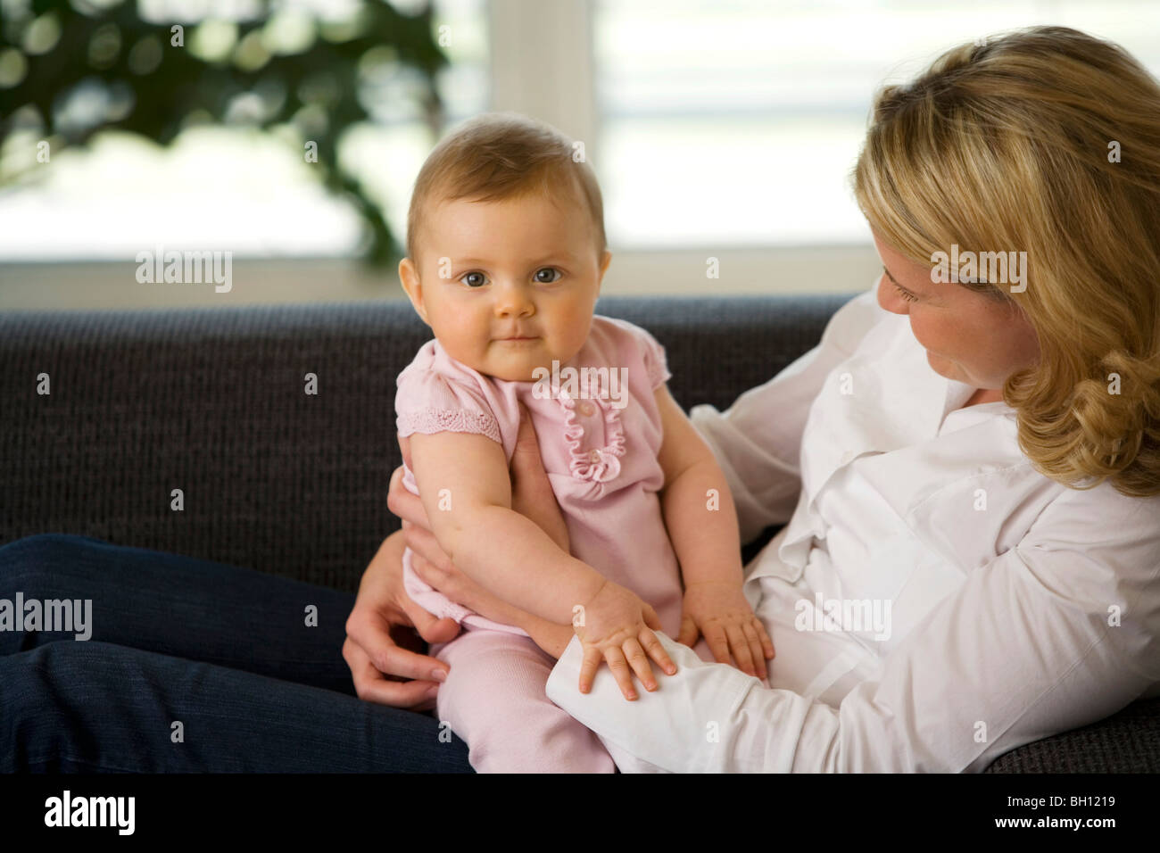 Frau mit Baby, 8 Monate Stockfoto