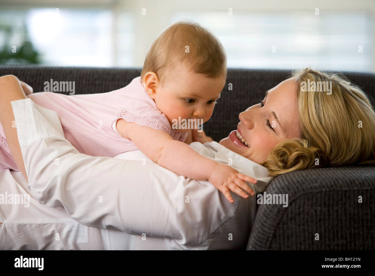 Frau spielt mit Baby, 8 Monate Stockfoto