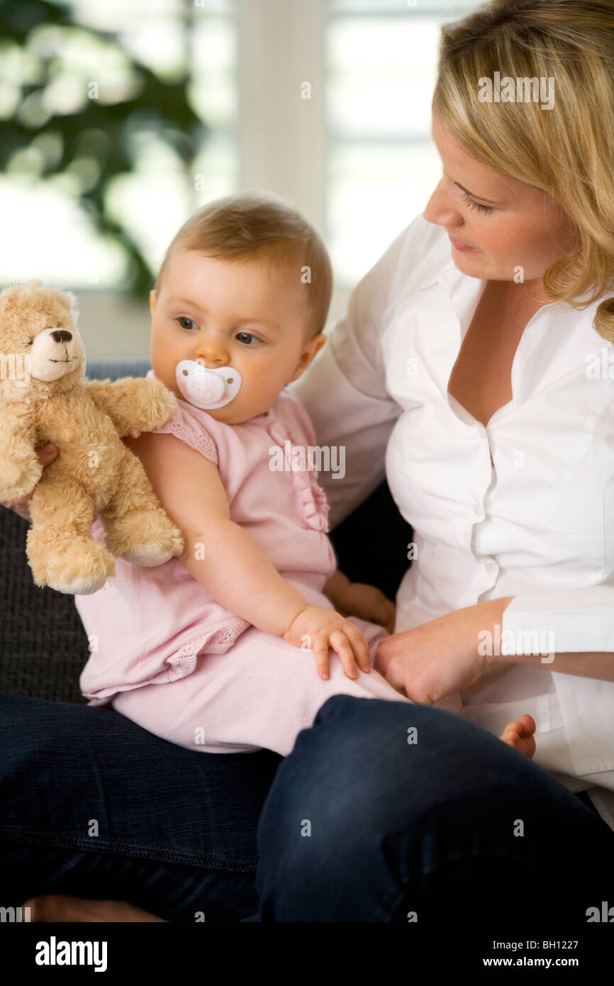 Frau mit Baby, 8 Monate Stockfoto