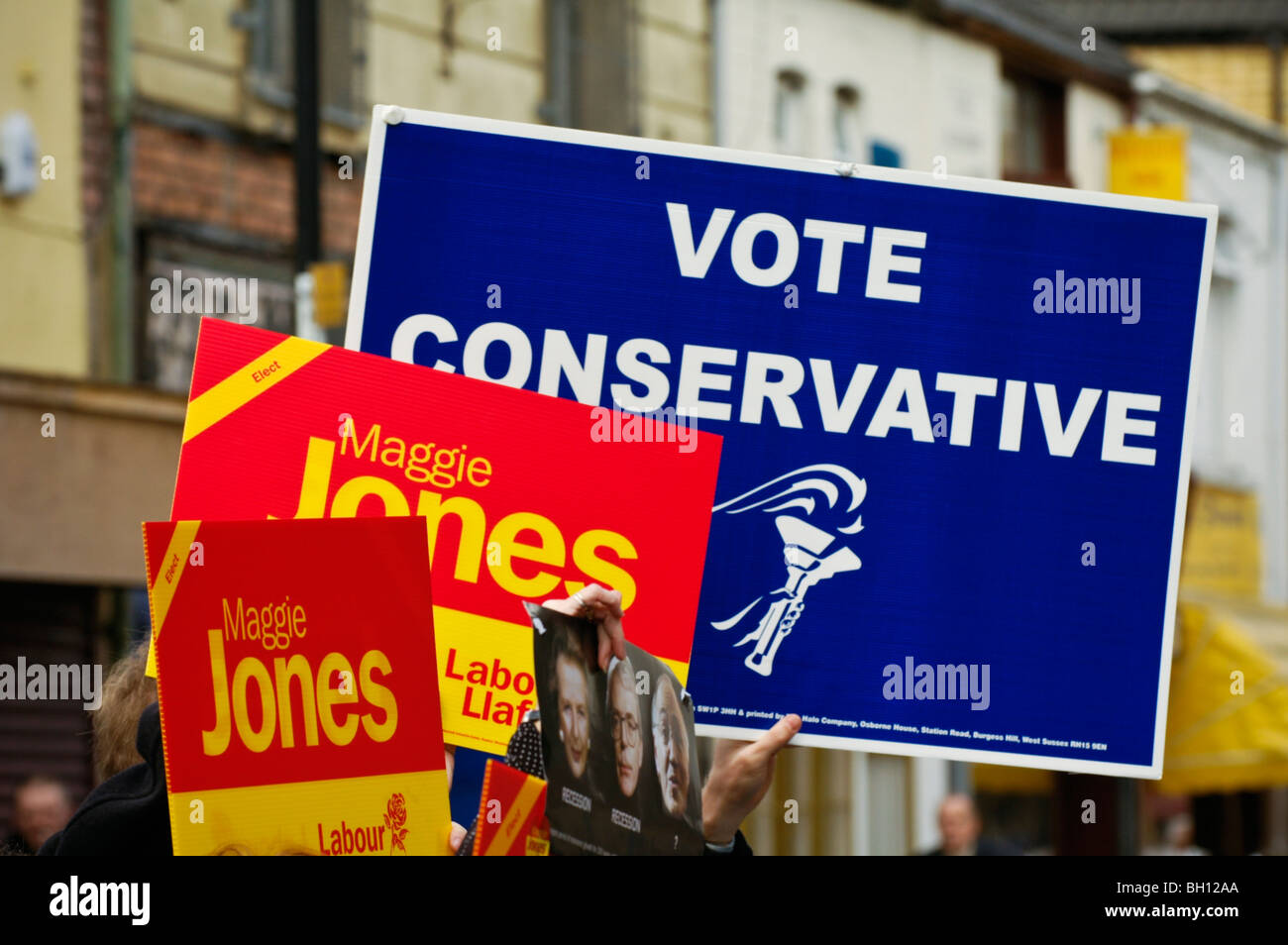 Labour und konservative Partei Anhänger in Tredegar Wahlkreis Blaenau Gwent während 2005 Parlamentswahlen South Wales UK Stockfoto