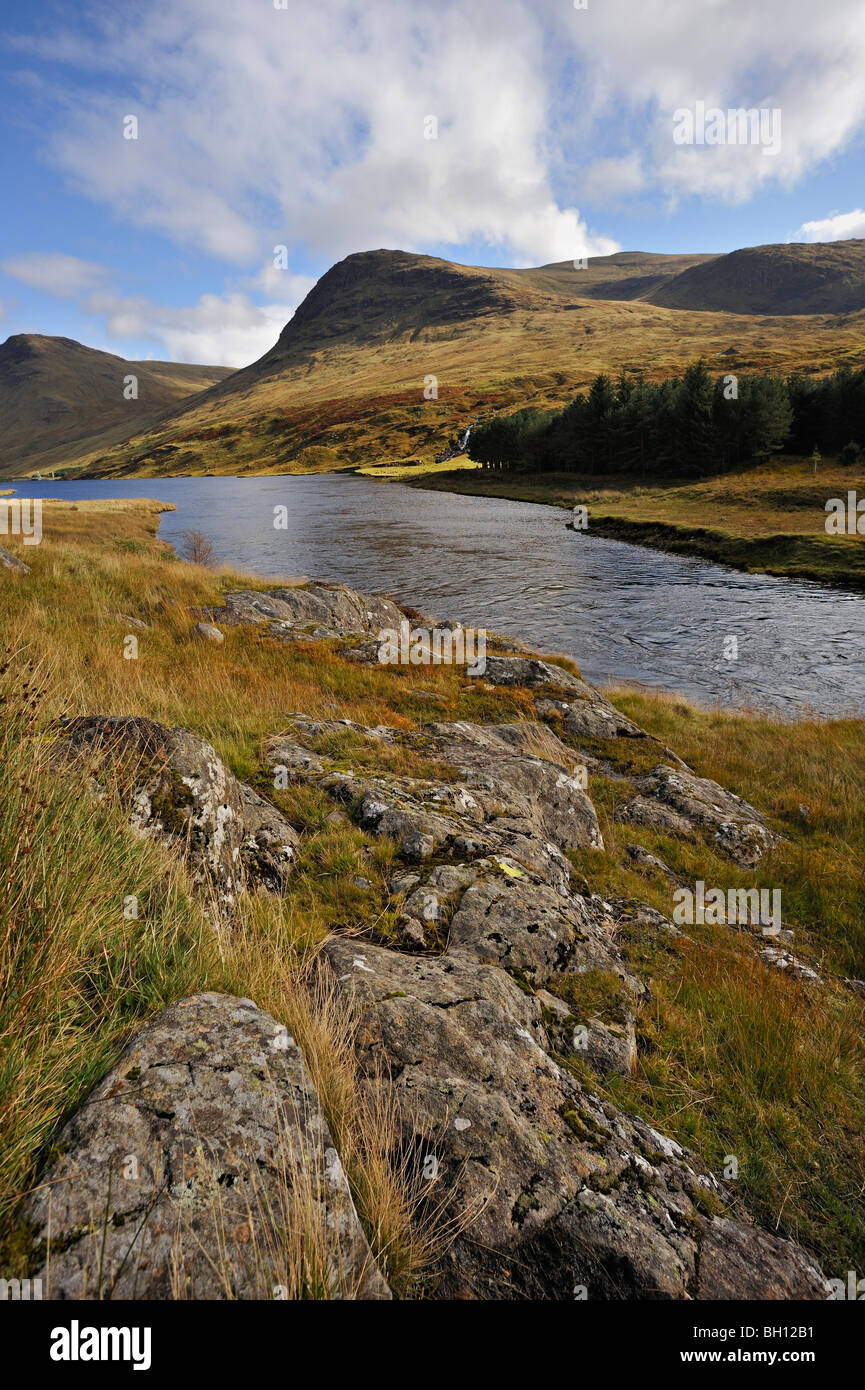 Der Fluss Lyon fließt unter Creag Loaghain in Glen Lyon Perthshire, Schottland, Großbritannien. Stockfoto