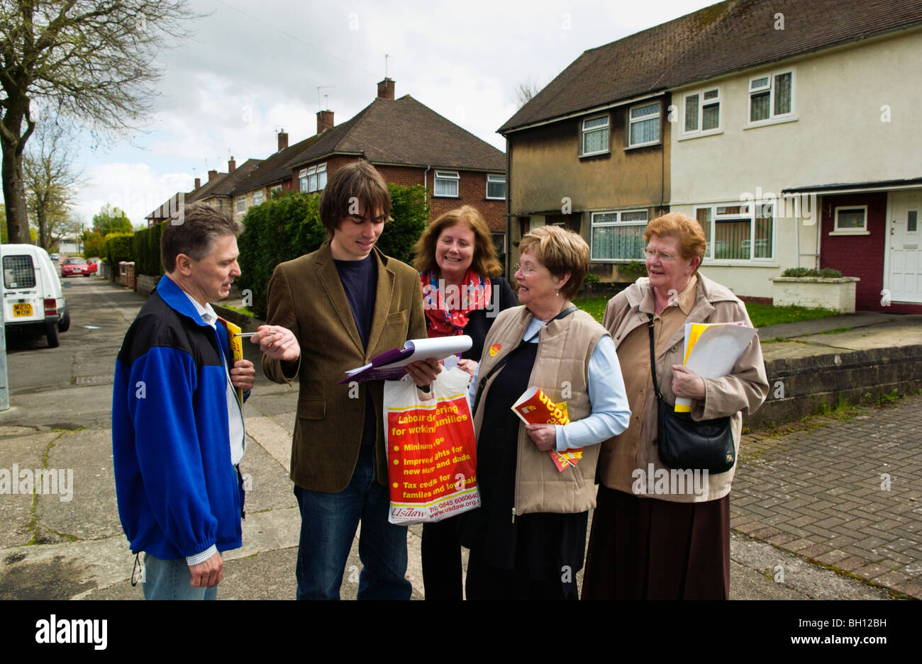 Labour Party Kandidaten Julie Morgan mit ihrem Team auf den Straßen im Wahlkreis von Cardiff North South Wales UK Stockfoto