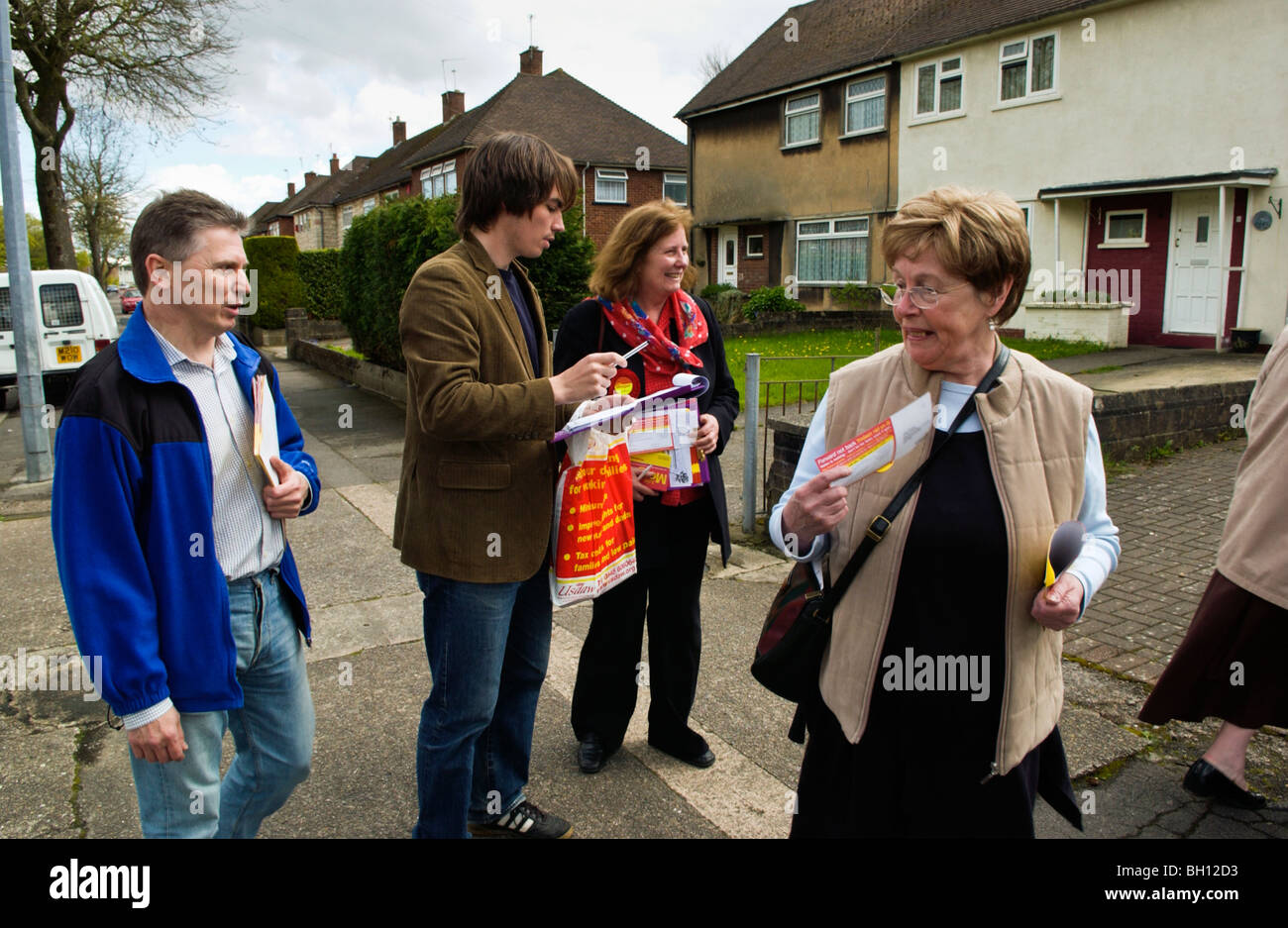 Labour Party Kandidaten Julie Morgan mit ihrem Team auf den Straßen im Wahlkreis von Cardiff North South Wales UK Stockfoto