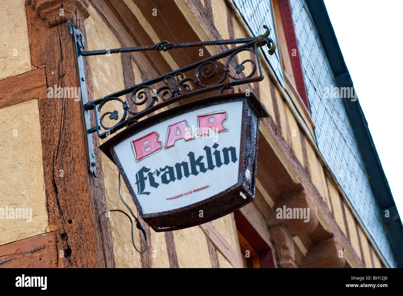 Das Zeichen für Bar Franklin am Place St-Sauveur, Auray, Morbihan, Süden der Bretagne, Frankreich Stockfoto