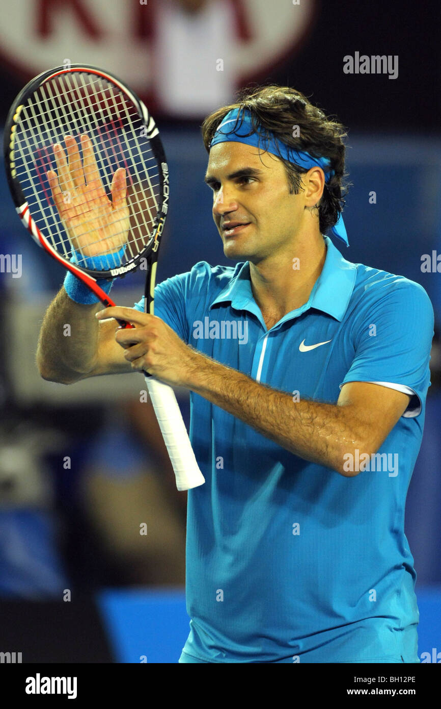 Roger Federer (SUI) im Wettbewerb bei der 2010 Australian Open Tennis  Stockfotografie - Alamy