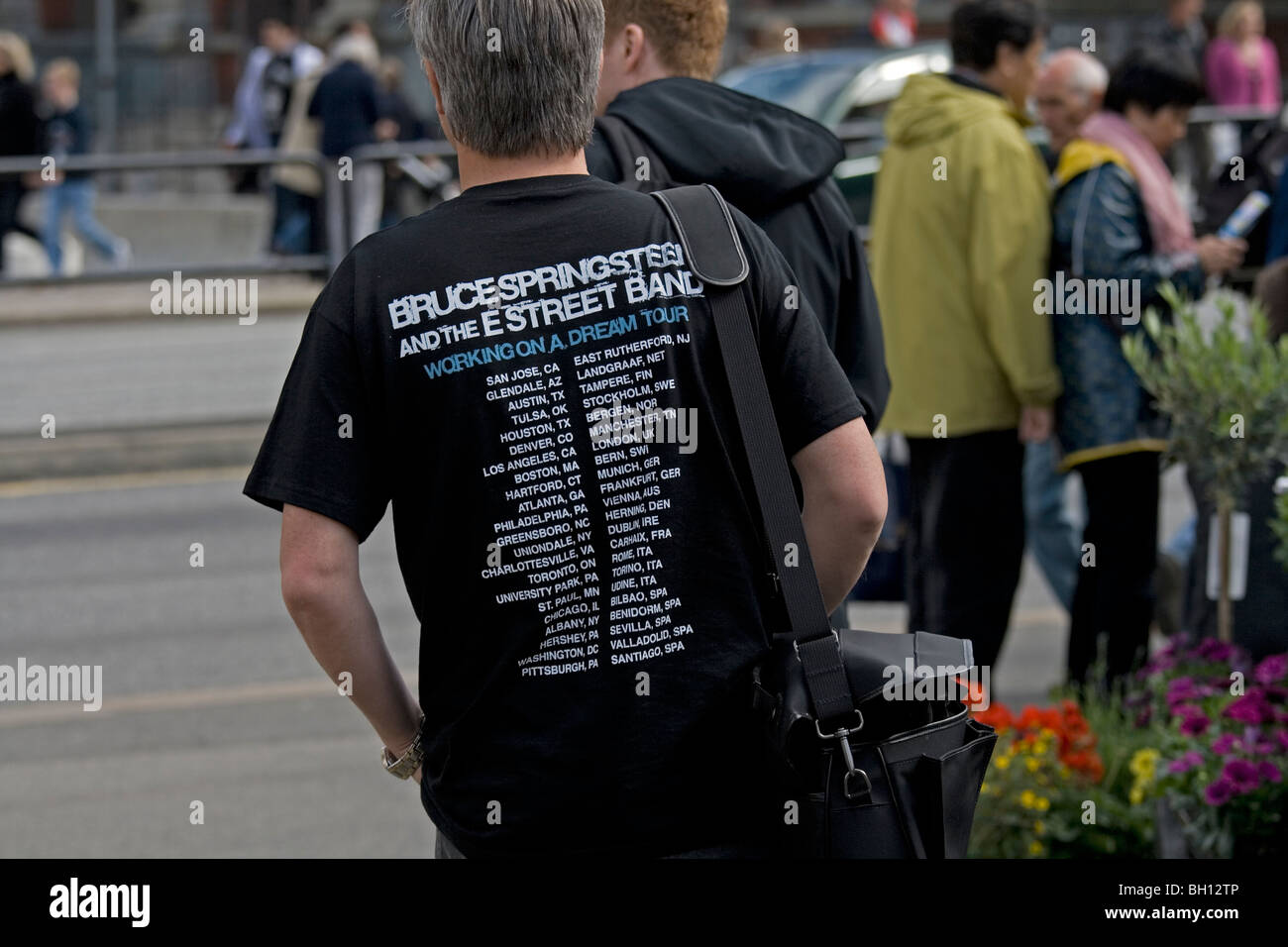 Mann in der Straße in Bergen 2009 mit Bruce Springsteen t-Shirt Stockfoto