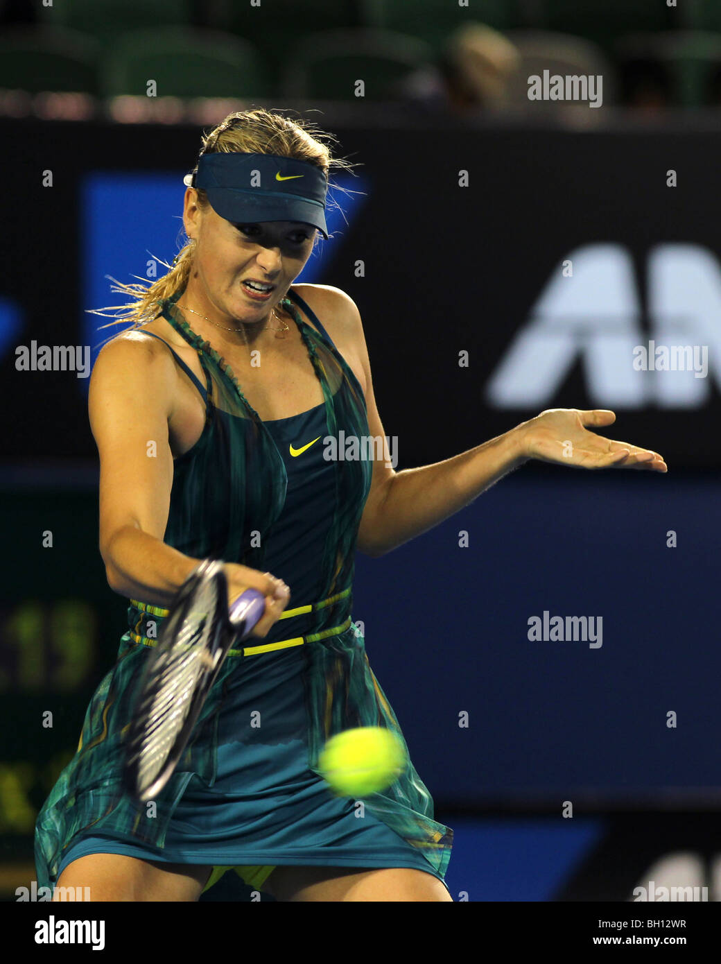 Maria Sharapova (RUS) im Wettbewerb bei der 2010 Australian Open Tennis. Stockfoto