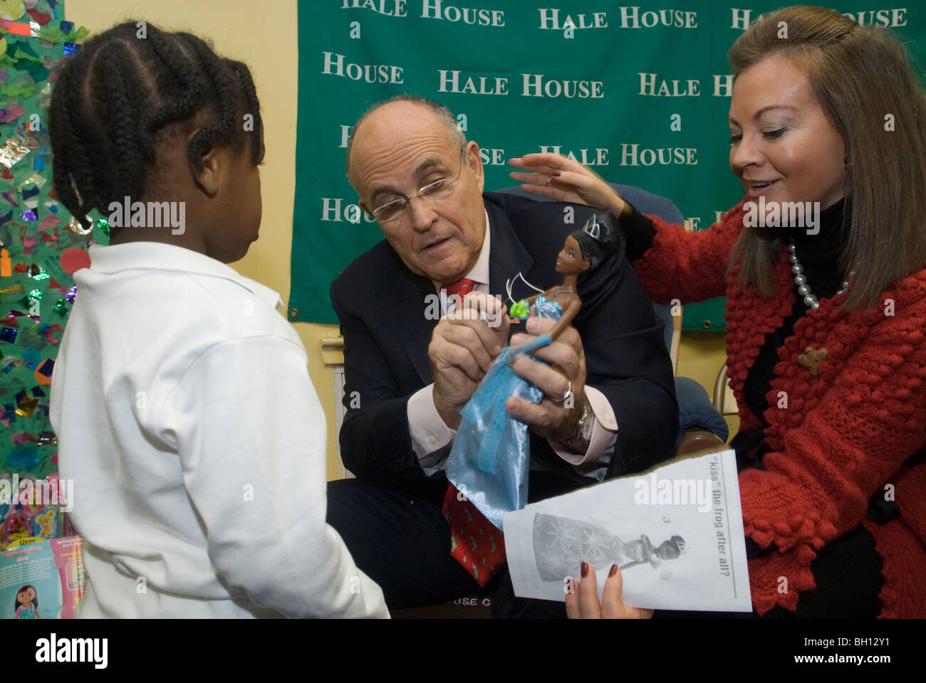 Ex-NYC-Bürgermeister Rudy Giuliani, zusammen mit seiner Frau Judy Giuliani liest Clement Clarke Moore "A Visit from St. Nicholas' Stockfoto