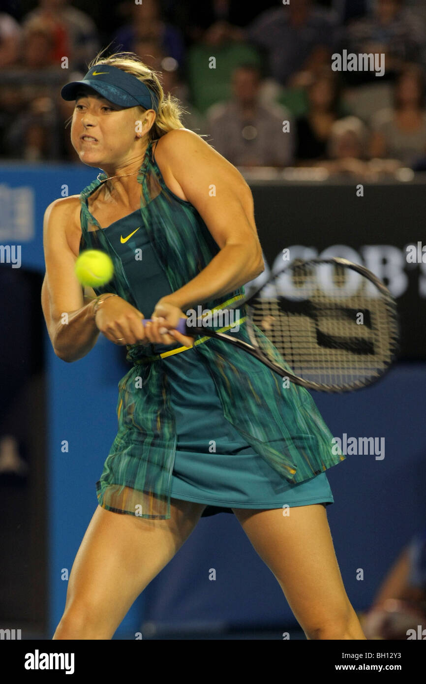 Maria Sharapova (RUS) im Wettbewerb bei der 2010 Australian Open Tennis. Stockfoto