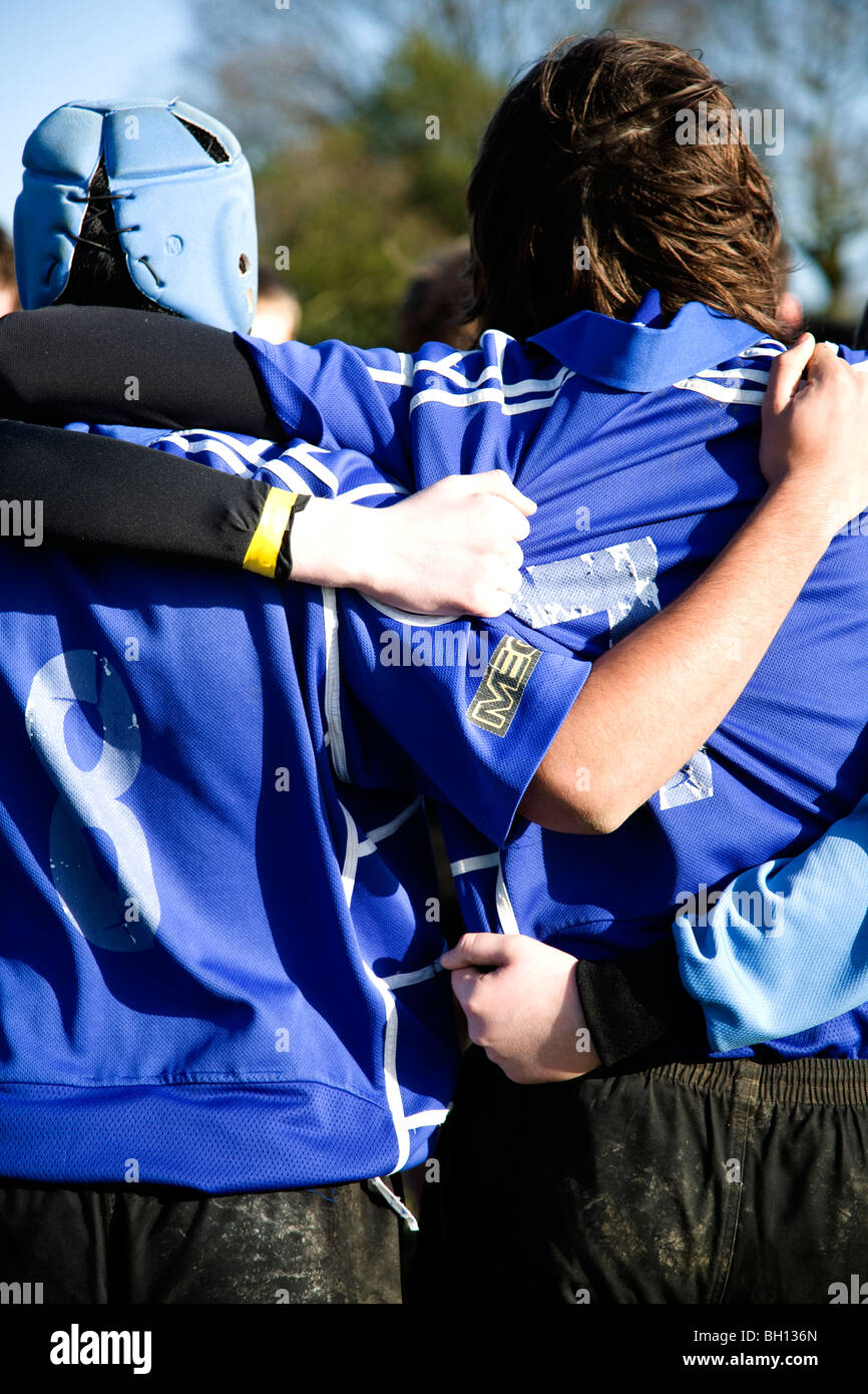 Jungs im Teenageralter Rugby Team huddle Stockfoto