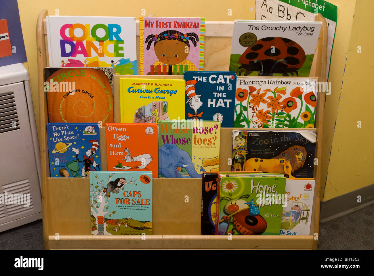 Kinderbücher auf dem Display an einer Schulbibliothek auf Mittwoch, 23. Dezember 2009. (© Richard B. Levine) Stockfoto