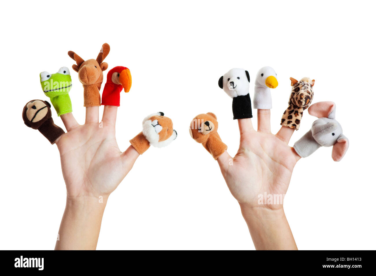 Weibliche Hand tragen 10 Fingerpuppen; Rentier, Papagei, Affe, Frosch; Löwe; tragen; Panda; Ente; Giraffe; Elefant Stockfoto