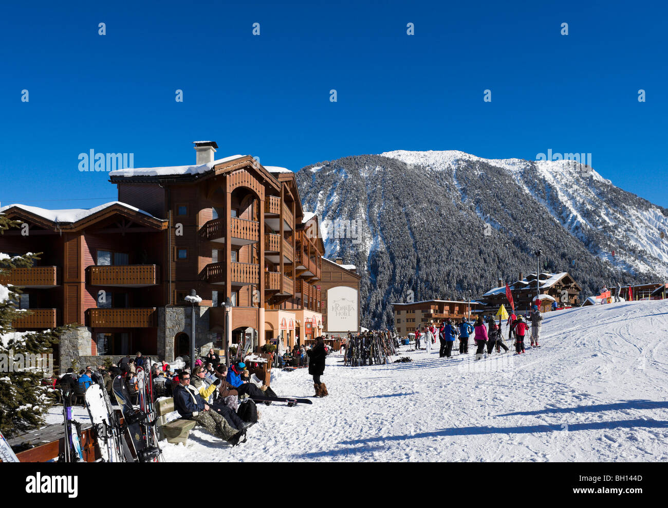 Unteren Rand der Piste im Zentrum Ferienortes Courchevel 1650, Trois Vallées, Tarentaise, Savoie, Frankreich Stockfoto