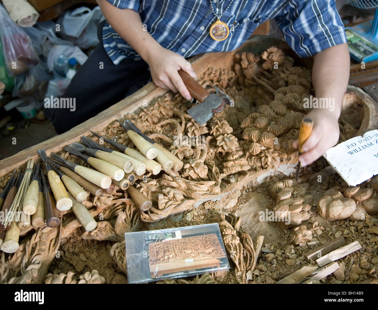 Holzschnitzerei im Royal Thai Handicraft Center, Damnoen Saduak, Ratchaburi Stockfoto