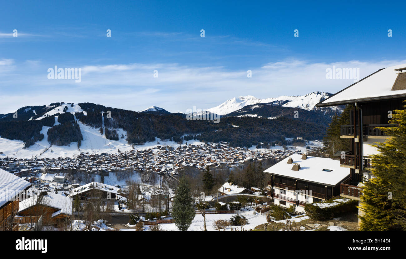 Panoramablick über den Ferienort Morzine, Portes du Soleil Ski Region, Haute Savoie, Frankreich Stockfoto