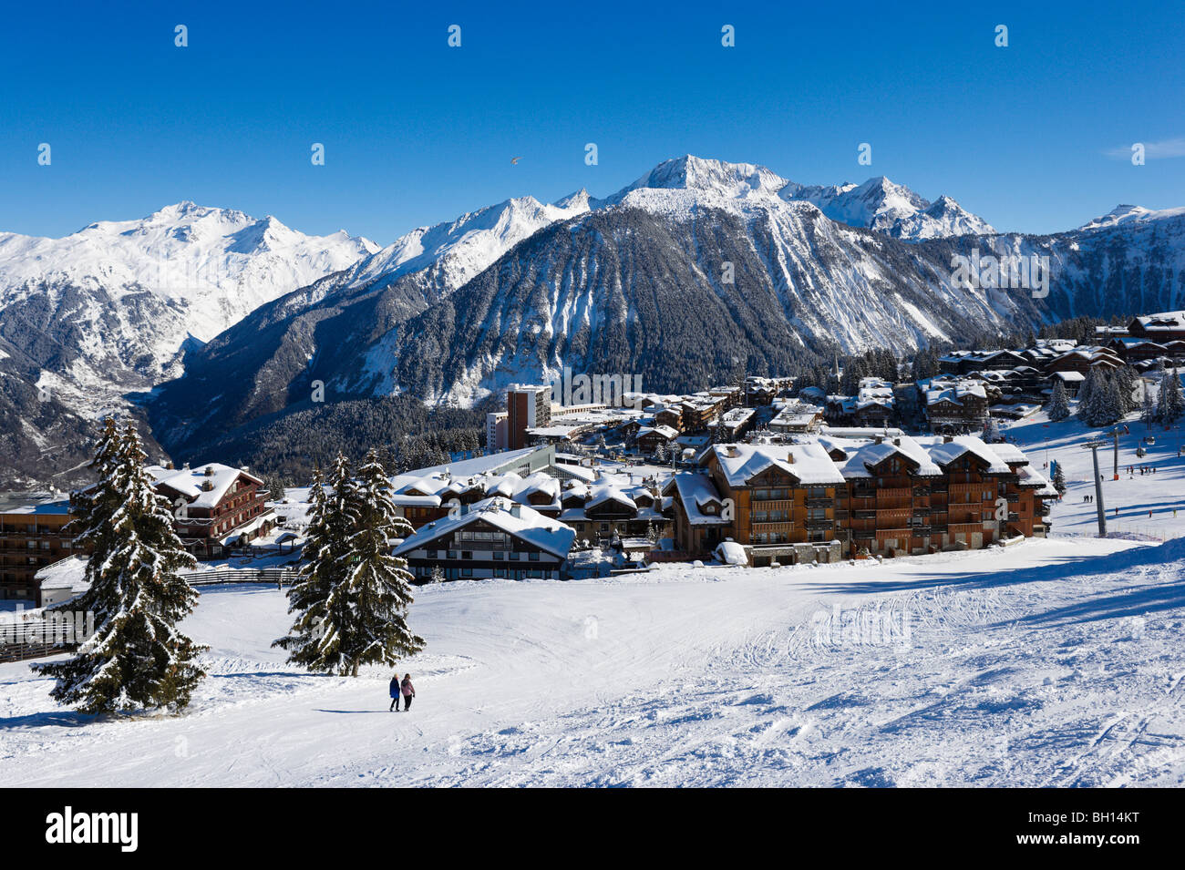 Blick auf das Ortszentrum von den Pisten entfernt, Courchevel 1850, drei Täler, Tarentaise, Savoie, Frankreich Stockfoto