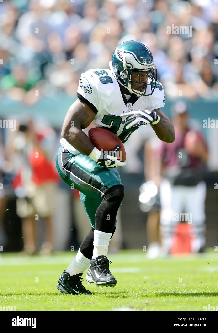 Brian Westbrook #36 von den Philadelphia Eagles hetzt gegen die New Orleans Saints am Lincoln Financial Field Stockfoto