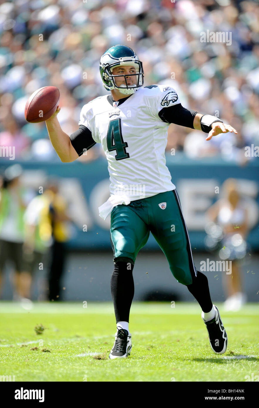 Kevin Kolb #4 von den Philadelphia Eagles Pässe gegen die New Orleans Saints am Lincoln Financial Field Stockfoto