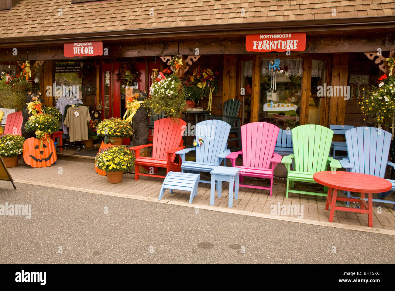 Bunte Muskoka Stühle in einem Shop vordere Hütte Outlet in Haliburton, Ontario, Kanada, Nordamerika Stockfoto