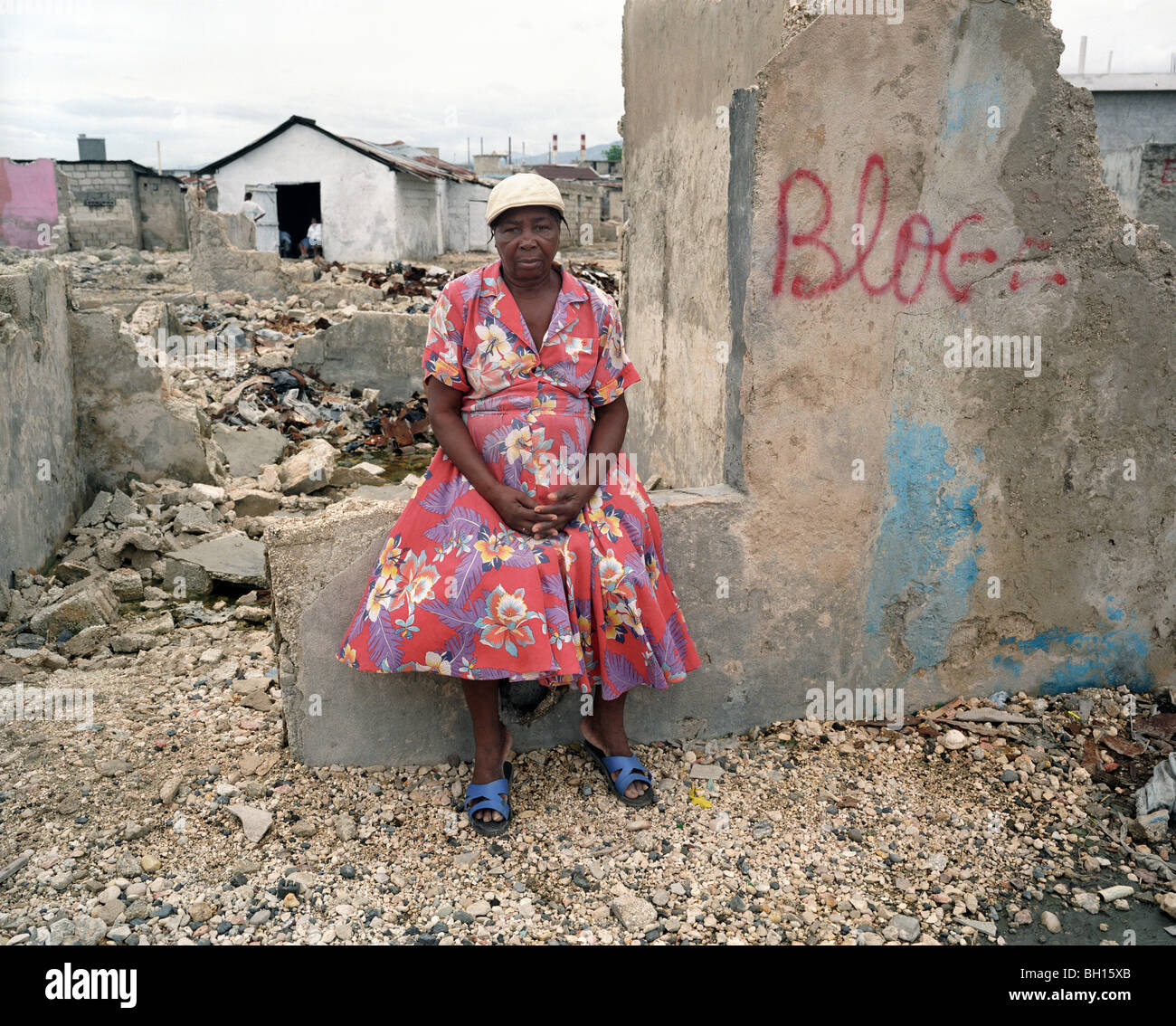 Elendsviertel von "City Soleil", Haiti. Diese Frau Pausen(Posen) vor der Ruine ihres Hauses durch kriminelle Banden zerstört. Stockfoto