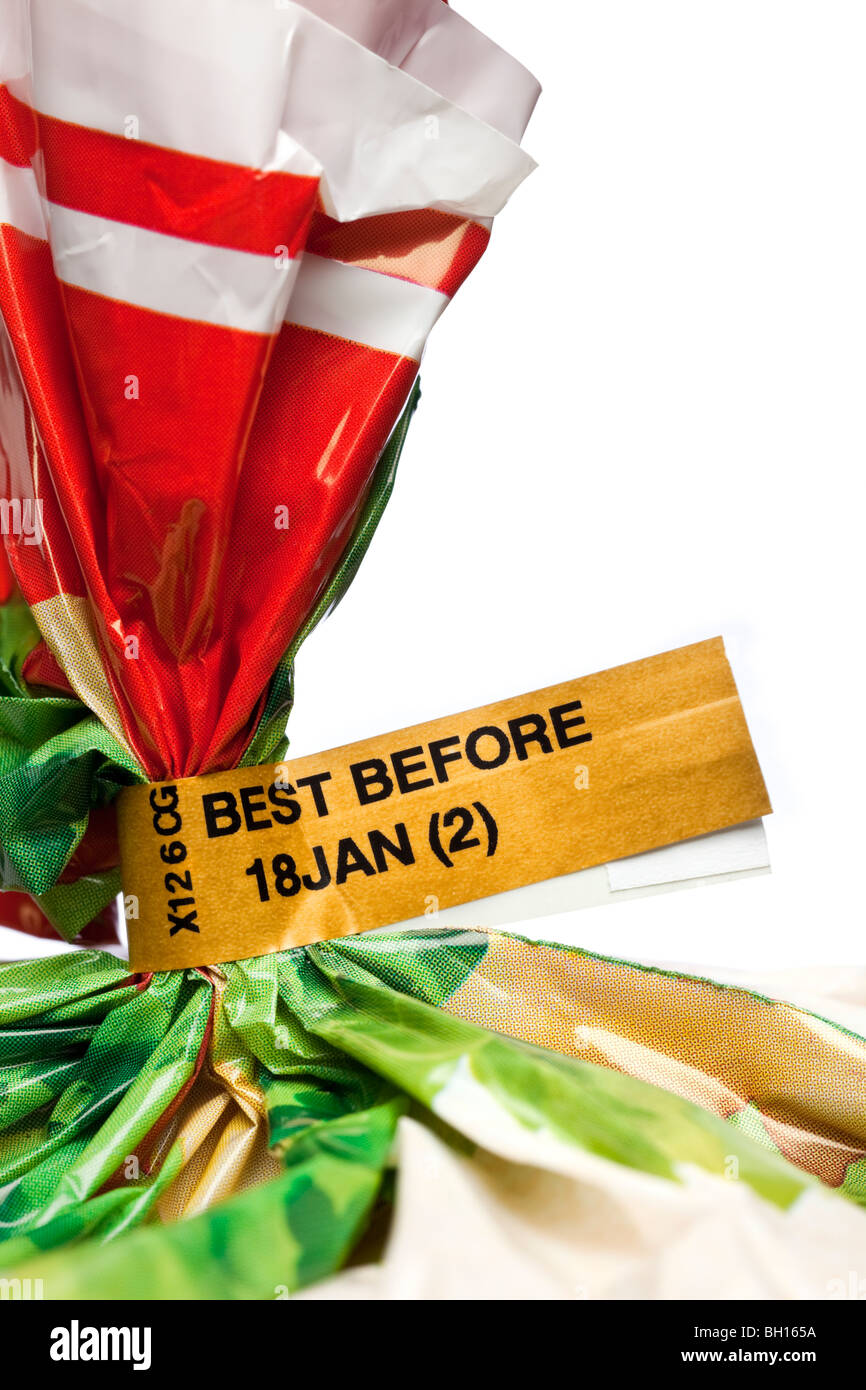 Nahaufnahme von einem Best Before Lebensmittel Label Informationen Anzeige auf Brot hautnah Stockfoto