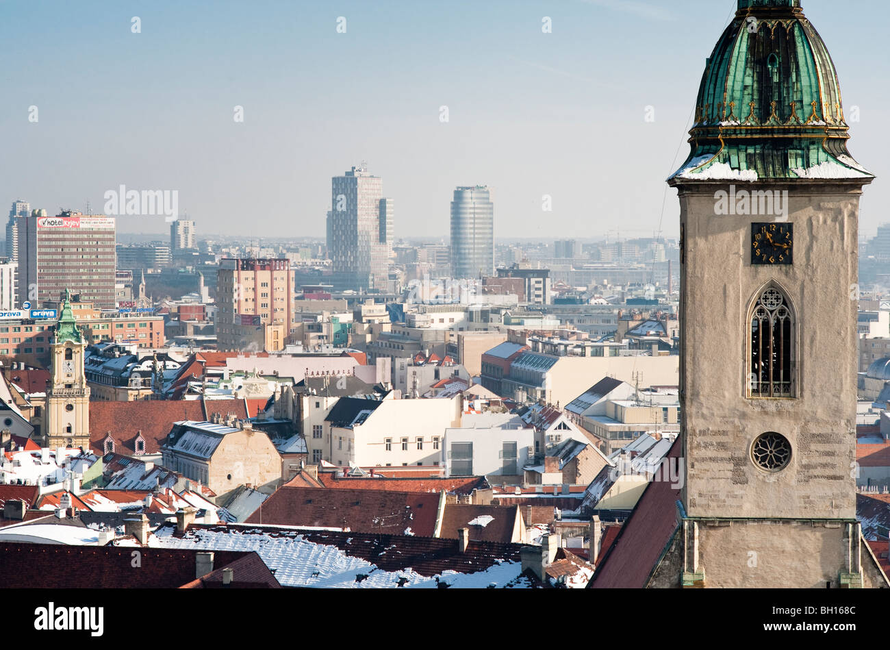 Bratislava im Winter mit Details der Kirchturm, Kathedrale des Heiligen Martin Stockfoto