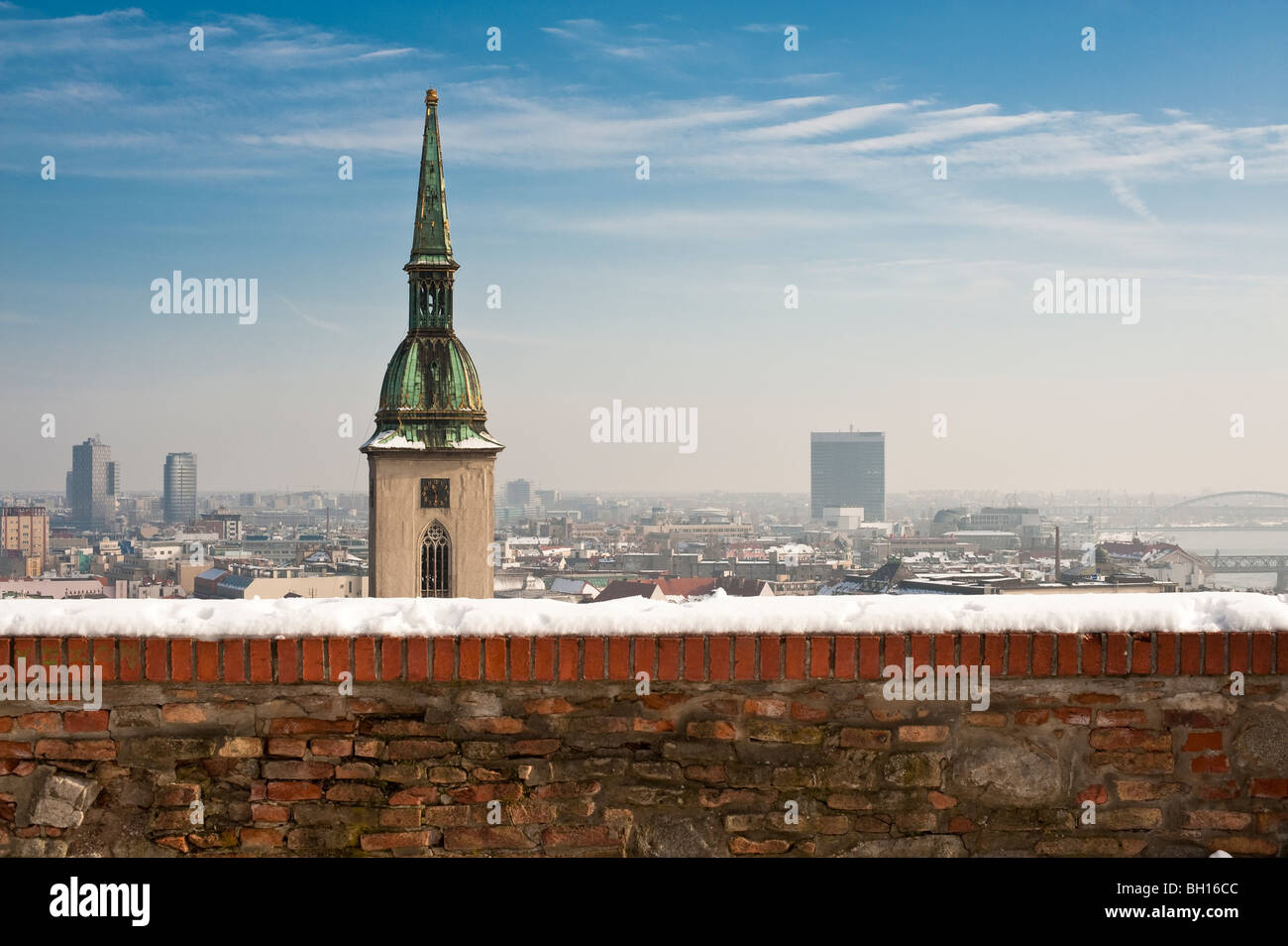 Bratislava im Winter mit Details der Kirchturm, Kathedrale des Heiligen Martin Stockfoto
