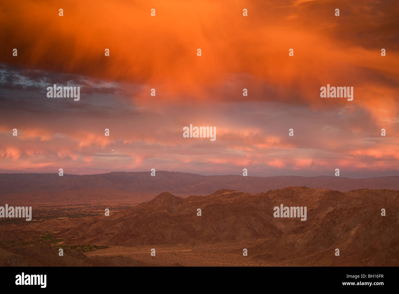 Sonnenuntergang über Palm Desert und Rancho Mirage im Coachella Valley, Kalifornien. Stockfoto