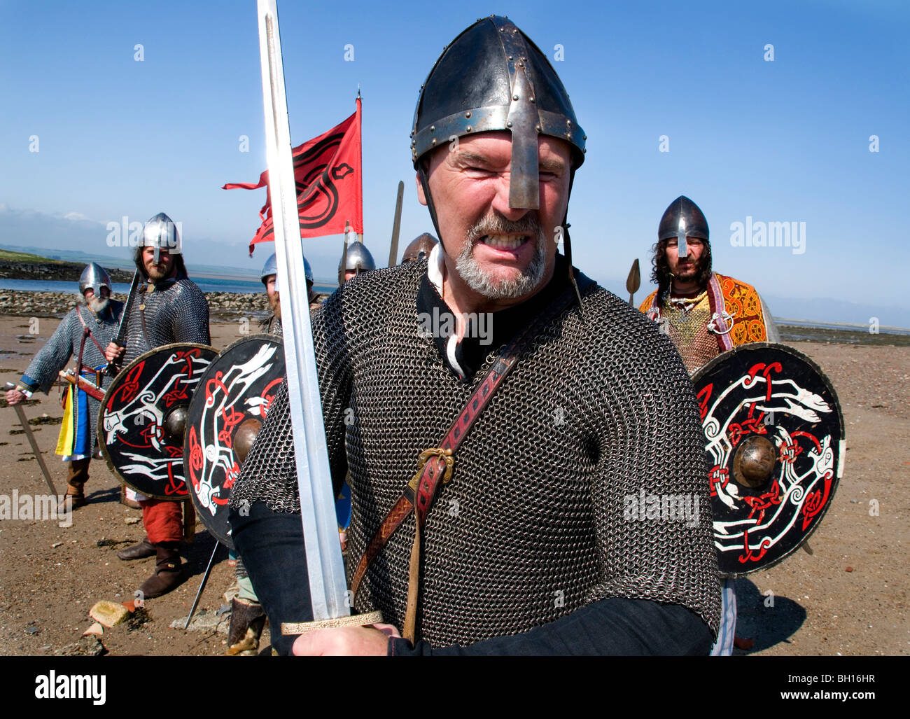 Wikinger aus einer Reenactment-Gruppe auf Lindisfarne, die echte Wikinger bekanntlich AD 794 drangen Stockfoto