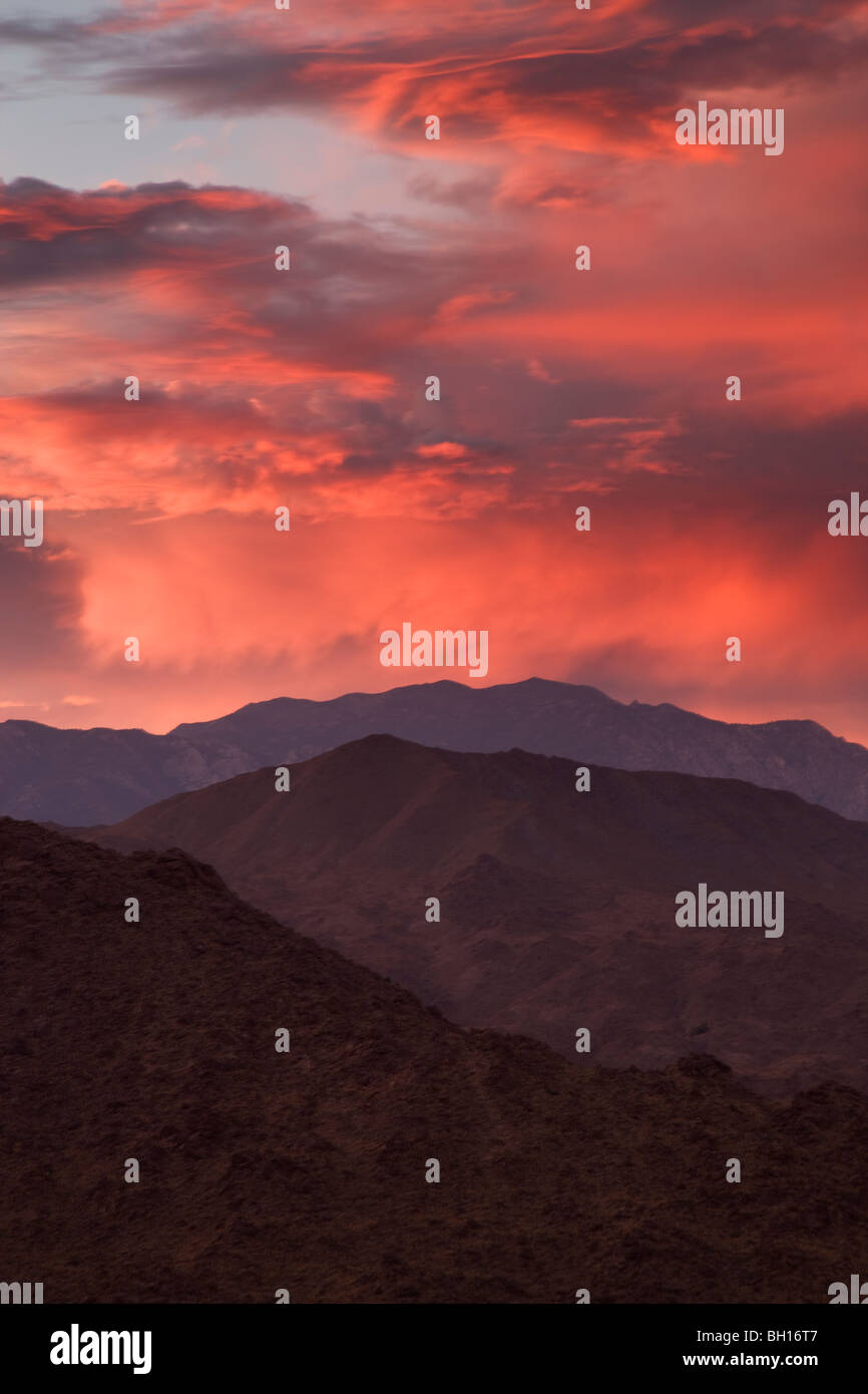 Sonnenuntergang über der San Jacinto Berge von Palm Desert und das Coachella Valley, Kalifornien. Stockfoto