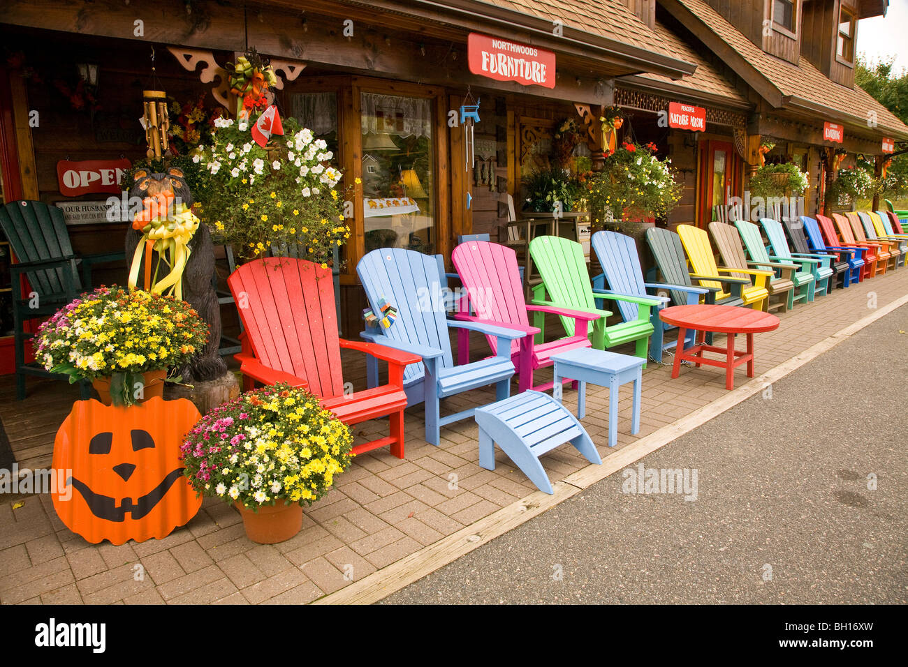 Bunte Muskoka Stühle in einem Shop vordere Hütte Outlet in Haliburton, Ontario, Kanada, Nordamerika Stockfoto