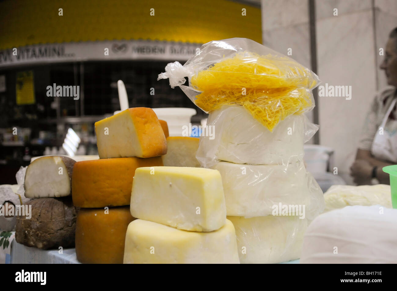 Traditionelle, hausgemachte Käse in den Dolac-markt von Zagreb (Kroatien) Stockfoto