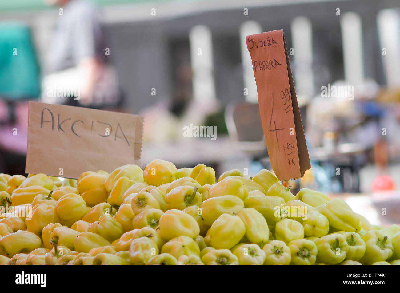 Weißer Pfeffer in einem Gemüse-Geschäft in Dolac Markt von Zagreb (Kroatien) Stockfoto