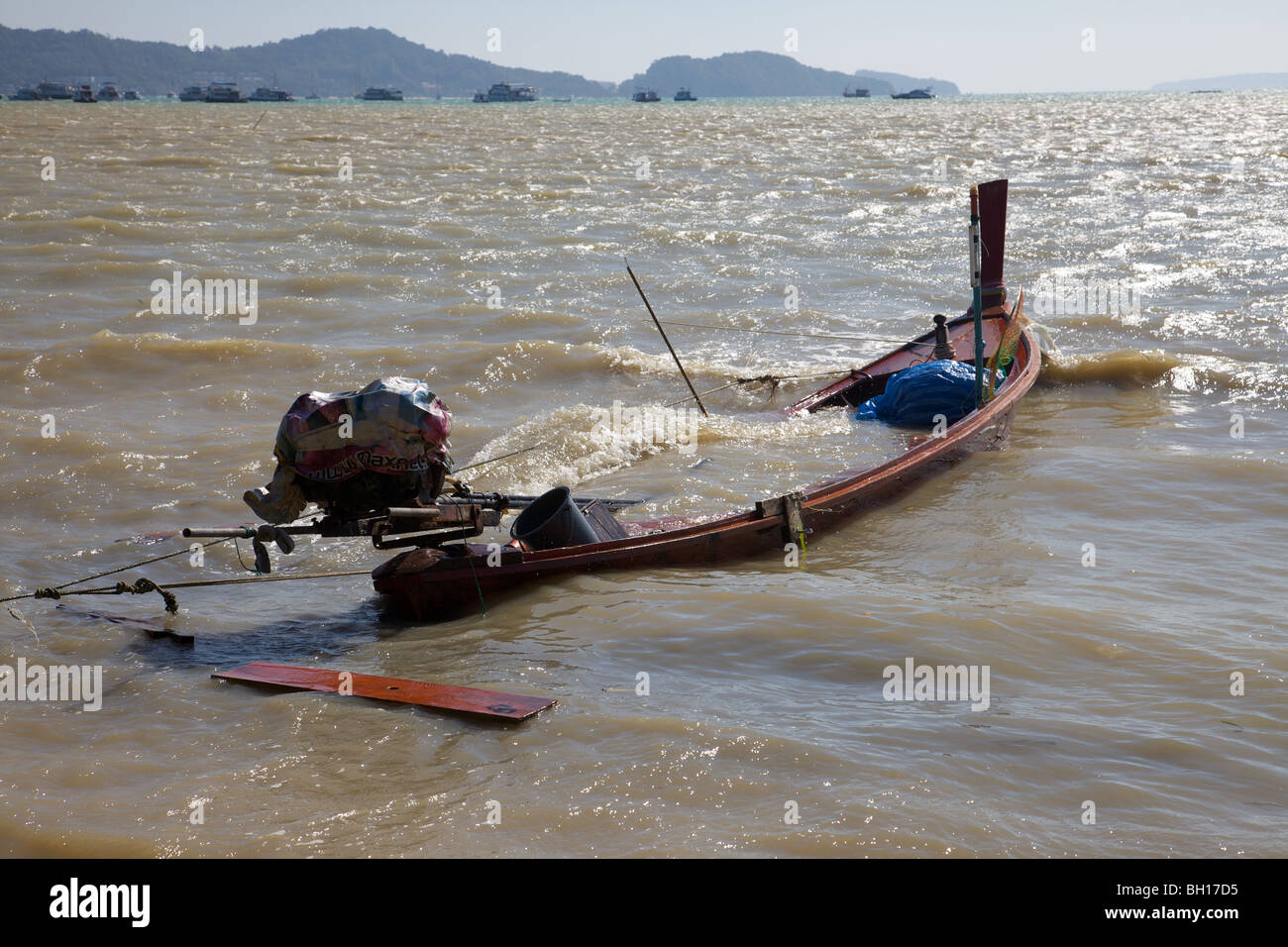 Ein tall Fischerboot überschwemmt nach starkem Wind in Phuket, Thailand Stockfoto