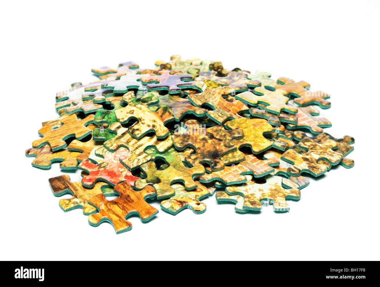 Haufen von Puzzleteile Ausschneiden auf weißem Hintergrund Stockfoto